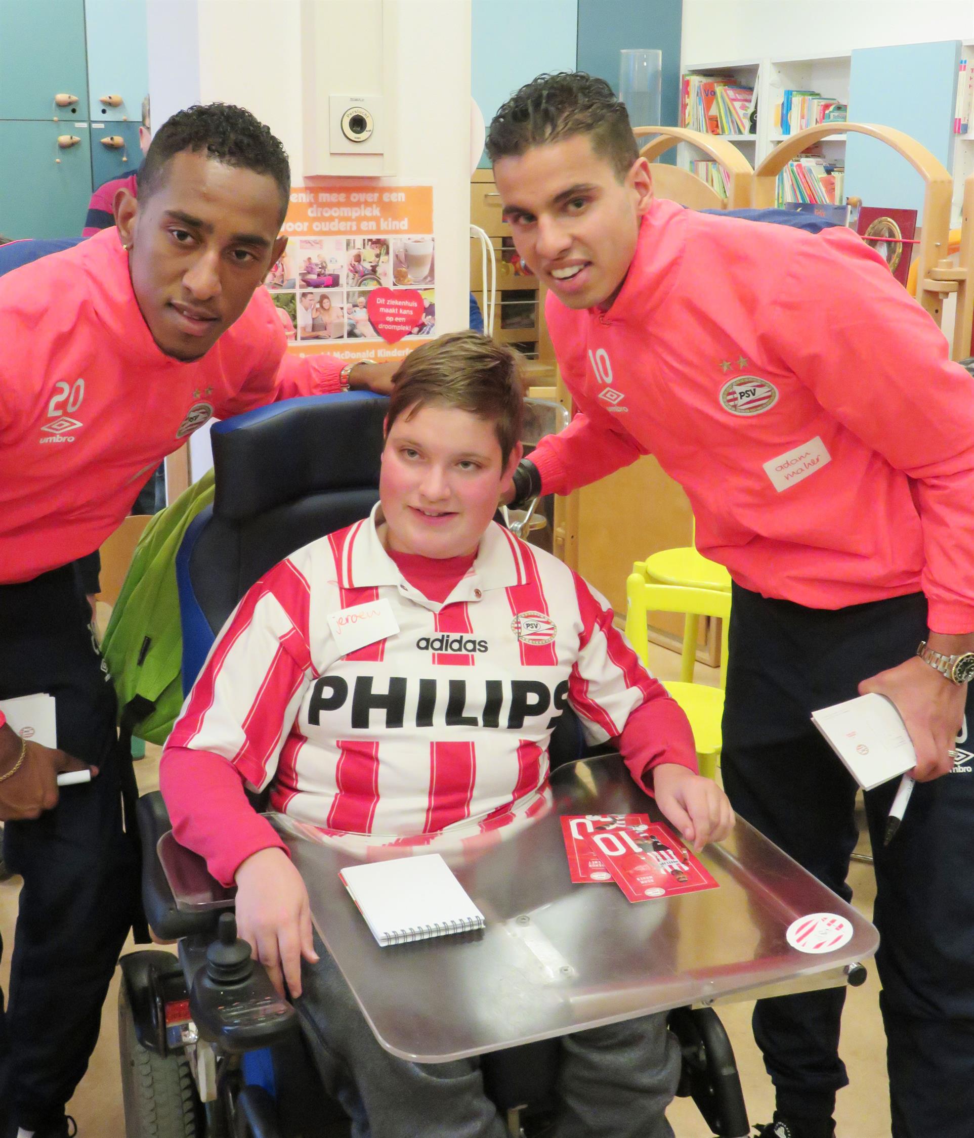 Jeroen Heijligers (14) op de foto met Joshua Brenet (links) en Adam Maher (rechts).